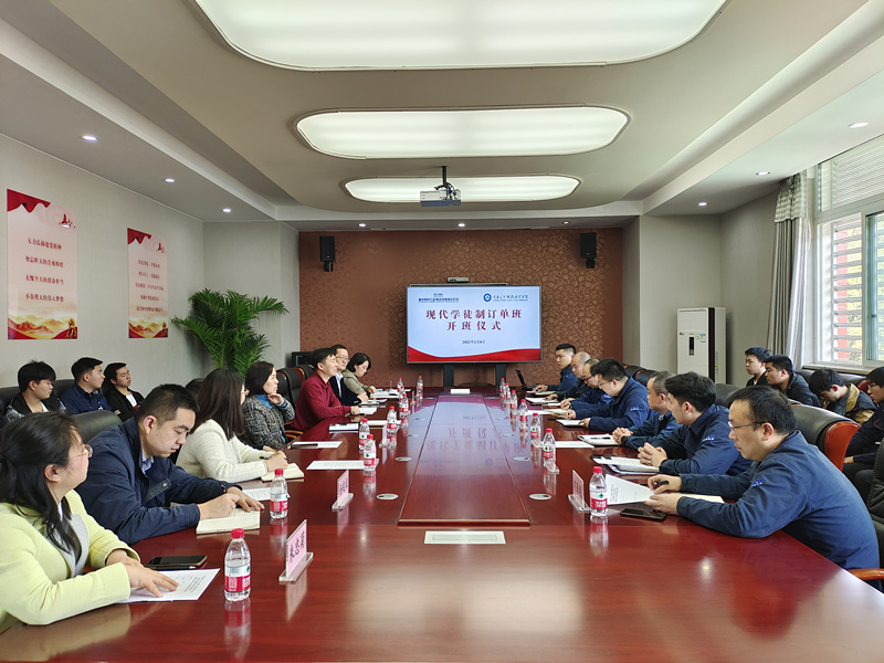 重通集团联合重庆运输职院，举办现代学徒制订单班开班仪式暨技能大师工作站签约仪式。_副本.jpg